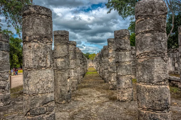 Sloupy v chrámu tisíce bojovníků, Chichen Itza, okres Yucatan, Mexiko — Stock fotografie