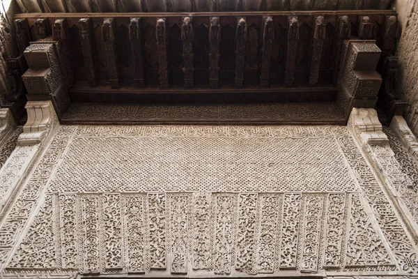 Архитектурная красота дворца Альгамбра — стоковое фото