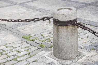 Ayağı bağlı zincirleri