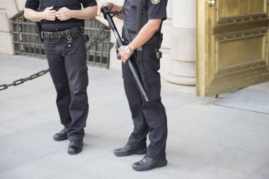 Nöbetçi polis uyarı