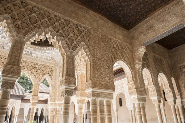 Ünlü Alcazar, Sevilla Kraliyet Sarayı güzel mimarisi. İspanya en ünlü tarihi saraylar ve en iyi mimari güzellik övünme biridir.