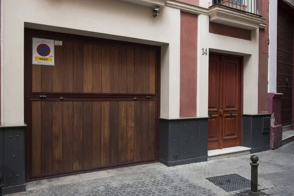 Kapalı ve kilitli kapı