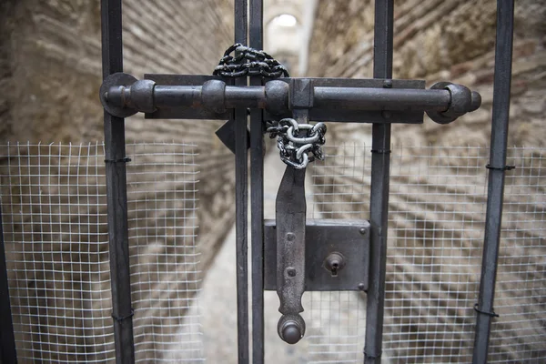 Fechado trancado portão — Fotografia de Stock