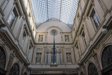 Galeries mısınız Saint Hubert Brüksel'deki mimarisi. Bu alışveriş merkezi bir topluluğu ve çarpıcı görünüyor ilginç bir mimarisi vardır. Adı da yerel dille yazılır.