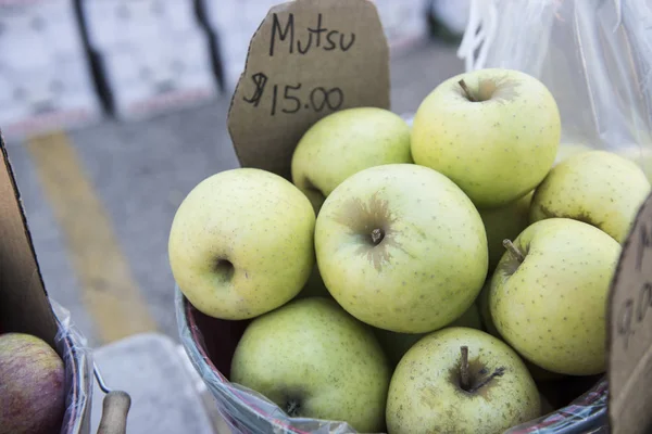 Maçãs Mutsu frescas — Fotografia de Stock