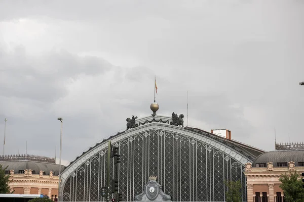 スペイン マドリッドの有名なのマドリード アトーチャ鉄道駅 最も有名なヨーロッパの鉄道駅の一つだし アーキテクチャは 心が吹いて — ストック写真