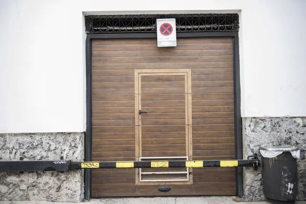 Porta fechada do edifício — Fotografia de Stock