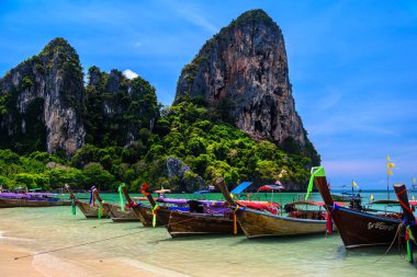 Uzun kuyruk tekneler ve kayalar üzerinde Railay beach west, Ao Nang, Krabi, Tayland, Thailand
