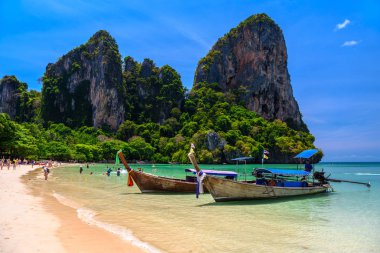 Uzun kuyruk tekneler ve kayalar üzerinde Railay beach west, Ao Nang, Krabi, Tayland, Thailand