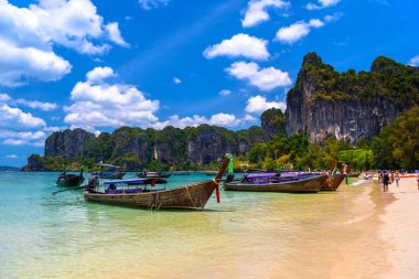 Uzun kuyruk tekneler ve kayalar üzerinde Railay beach west, Ao Nang, Krabi, Tayland, Thailand