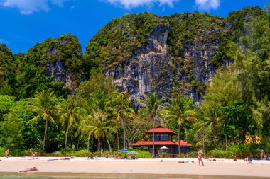 Kırmızı çatı bungalov ev Railay beach West, Ao Nang, Krabi, Tayland