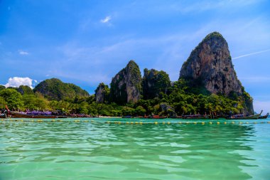 Kayalar, su ve tropikal beyaz kum plaj, Railay beach west, Ao Nang, Krabi, Tayland