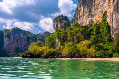 Kayalar, su ve tropikal beyaz kum plaj, Railay beach west, Ao Nang, Krabi, Tayland