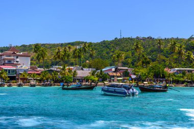 Tekneler ve kayalar, Phi Phi Don Island, Andaman Denizi, Krabi, Tayland
