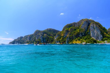 Tekneler ve kayalar, Phi Phi Don Island, Andaman Denizi, Krabi, Tayland