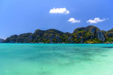 Tekneler ve kayalar, Phi Phi Don Island, Andaman Denizi, Krabi, Tayland