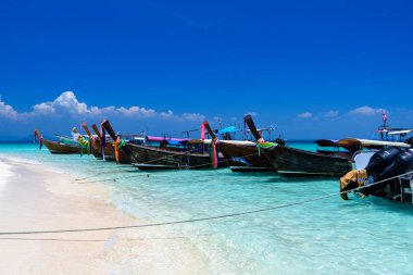 Uzun kuyruk tekneler üzerinde beyaz kum plaj, Bambu Adası, Phi Phi, Andaman Denizi, Krabi, Tayland