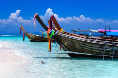 Uzun kuyruk tekneler üzerinde beyaz kum plaj, Bambu Adası, Phi Phi, Andaman Denizi, Krabi, Tayland