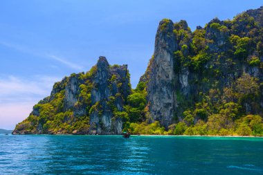 Deniz kayalıklarla kayalar Yung Ko Phi Phi Adası Andaman Denizi, Krabi, Tayland