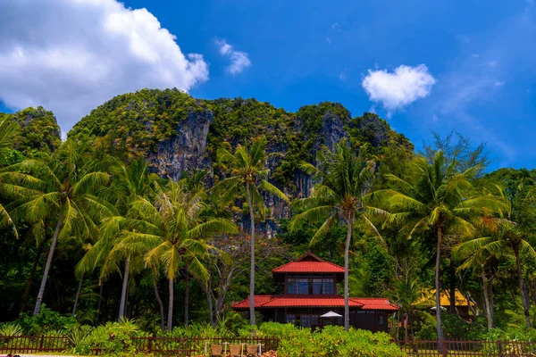 Κόκκινη Στέγη Bungalow Σπίτι Στη Δυτική Railay Beach Νανγκ Krabi — Φωτογραφία Αρχείου