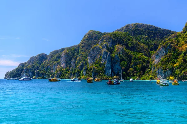 Βάρκες Και Βράχια Νησί Phi Phi Island Στη Θάλασσα Ανταμάν — Φωτογραφία Αρχείου