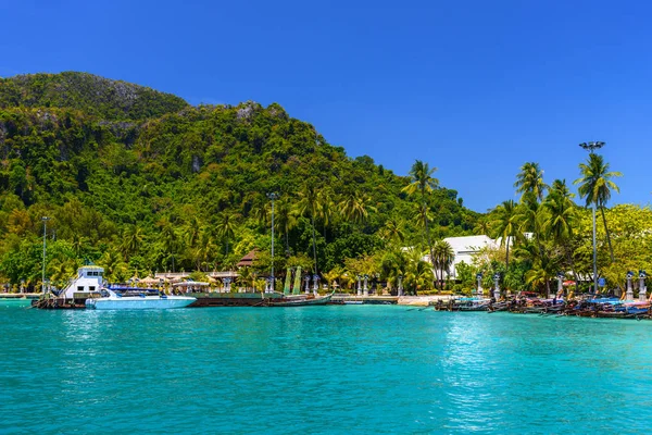 Βάρκες Και Βράχια Νησί Phi Phi Island Στη Θάλασσα Ανταμάν — Φωτογραφία Αρχείου