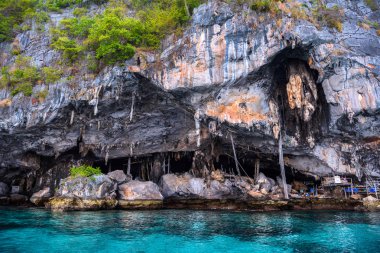 Kayalar ve su, Phi Phi Don, Andaman Denizi, Krabi, Tayland Thailand