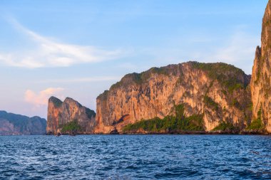 Kayalıklarla kayalar günbatımı, Phi Phi Leh Adaları, Andaman Denizi, Krabi, Tayland