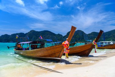 Uzun kuyruk tekne tropikal plaj, Phi Phi Don Island, Andaman Denizi, Krabi, Tayland