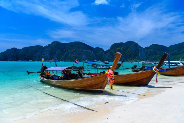 Uzun kuyruk tekne tropikal plaj, Phi Phi Don Island, Andaman Denizi, Krabi, Tayland
