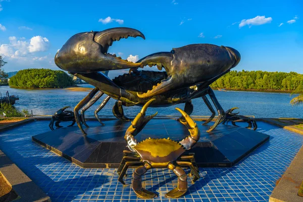 Krabi Town Tailândia Estátua Monumento Caranguejos Perto Rio — Fotografia de Stock