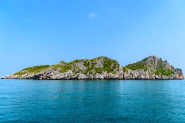 Lao Yu Ko, Waodani Yai, Mu Ko Ang Thong Milli Parkı, Tayland Körfezi, Siyam, renkli kayalık ada güneşli günde temiz su ile