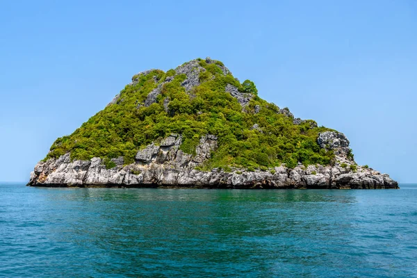 Ko Noi Waodani Mu Ang Thong Milli Parkı Ko, Tayland Körfezi, Siyam, renkli kayalık ada güneşli günde temiz su ile