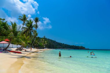 İnsanlar üzerinde Haad Yao beach, Koh Samui Adası, Suratthani, Tayland Yüzme