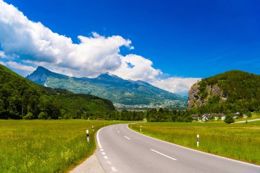 Alp Dağları, Vaduz, Oberland Liechtenstein arasında yol