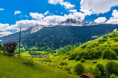 Hills Dağları ile orman Klosters-Serneus, Davos, Graubuenden, İsviçre