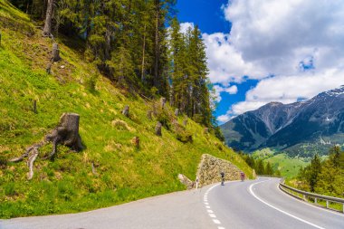 Alp Dağları, Klosters-Serneus, Davos, Graubuenden İsviçre arasında yol