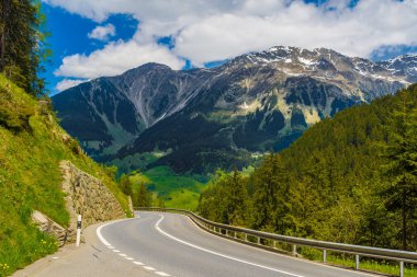 Alp Dağları, Klosters-Serneus, Davos, Graubuenden İsviçre arasında yol