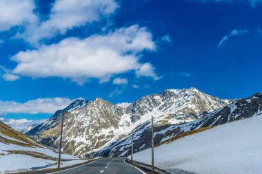 Yol amoung karlı Alp Dağları, Fluelapass, Davos, Graubuenden İsviçre