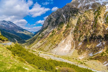 Karla, Fluelapass, Zernez, Graubuenden, İsviçre Alpleri'nde dağ nehir kaplı