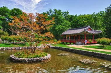 Korece Pagoda Park küçük göl ile