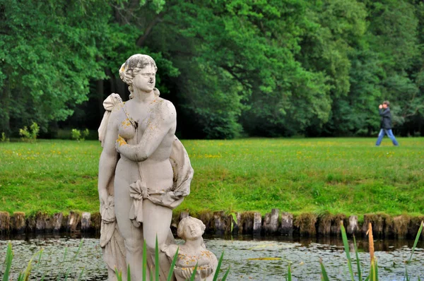 Sculptuur Van Een Naakte Vrouw Poel Van Schloss Fasanarie Park — Stockfoto