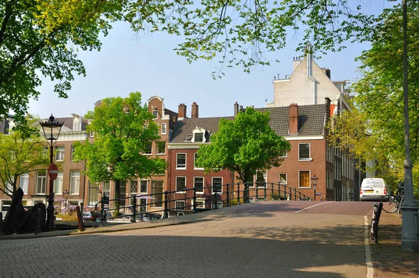 美丽的街道与桥梁在河在阿姆斯特丹 — 图库照片