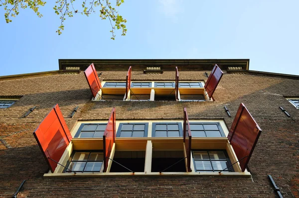 Bellissimo Edificio Con Tende Finestre Giorno Amsterdam Olanda Paesi Bassi — Foto Stock