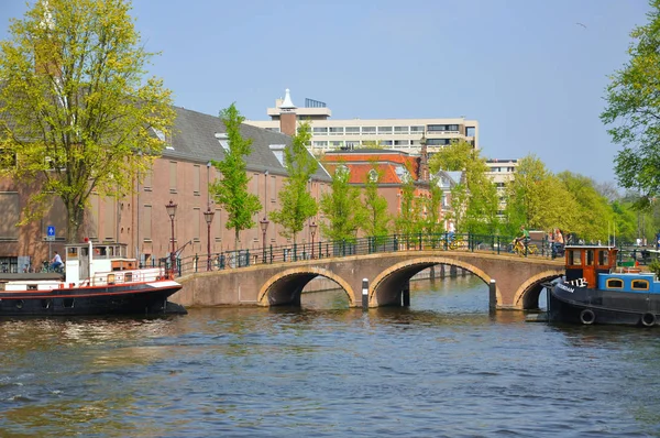 Piękna Rzeka Statków Hermitage Most Amstel Amsterdamie Holandia — Zdjęcie stockowe