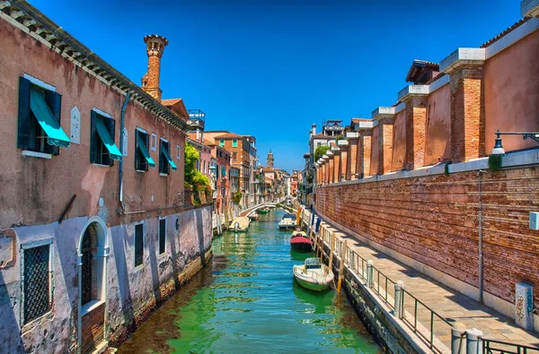 Canacanal Escénico Con Barcos Carabinieri Venecia Italia Hdrl Con Barcos —  Fotos de Stock