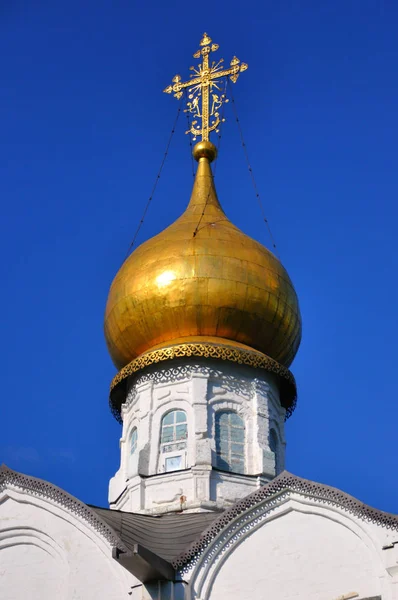 Iglesia Ortodoxa Blanca Con Cúpula Dorada Sergiev Posad Región Moscú —  Fotos de Stock