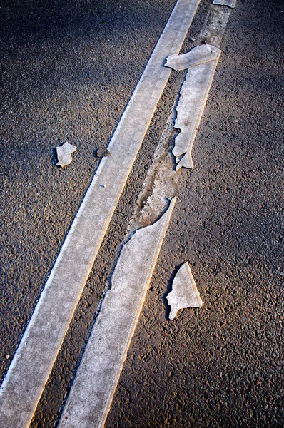 Разбитая Линия Асфальтовой Дороги Разметка Крупным Планом — стоковое фото