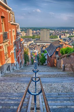 Montagne de beuren merdiven kırmızı tuğla evler Liege, Belçika, Benelux, HDR ile üzerinde göster