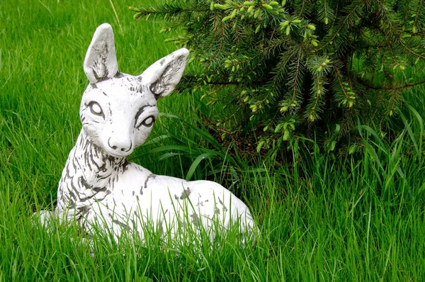 Taş Beyaz Geyik Bambi Heykel Yeşil Çim Üzerinde Yalan — Stok fotoğraf